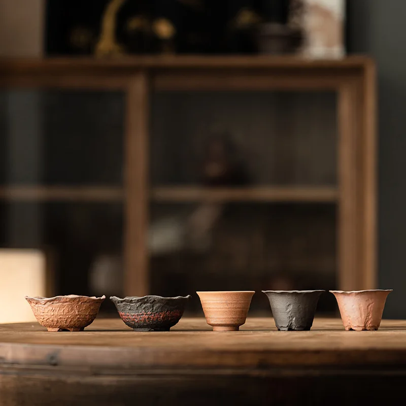 Grobe Keramik, alte Steinschlamm-Teetasse, überrascht von dem toten Wind, Keramiktasse, exquisiter Einzelbecher im antiken Stil, kann die Teetasse erhöhen