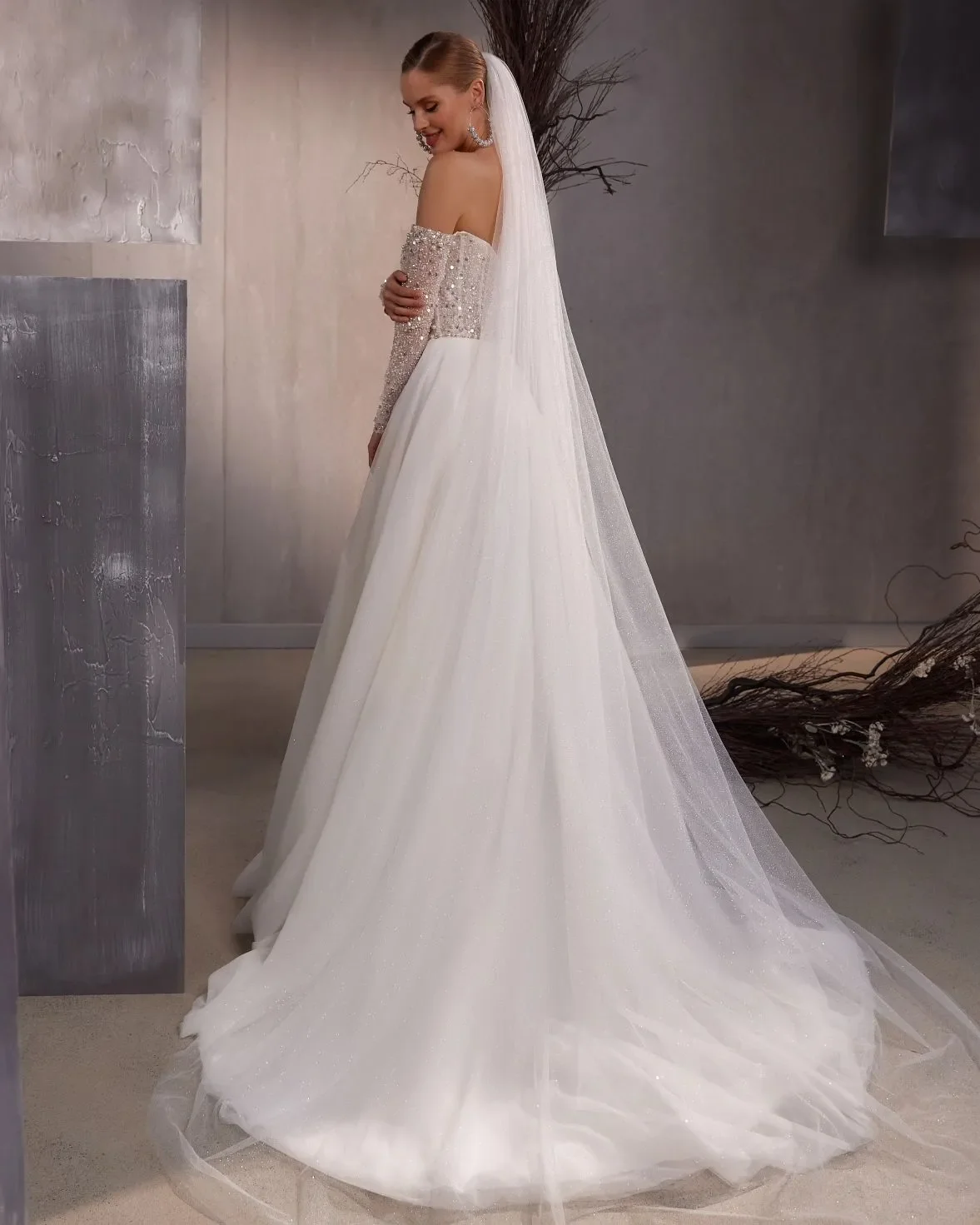 Elegante abito da sposa con scollo a v manica lunga con paillettes applique perline a terra con volant sexy abito da sposa con spalle scoperte plus size