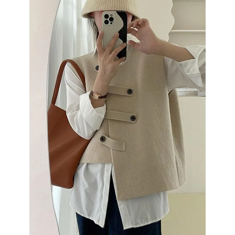 

Retro Knitted Vest N 10303 Button Design Women's Fashion Inner Wear Regular Length Other Material 100% Spring Collection