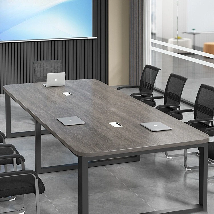 

Длинный стол для конференций. Простой современный конференц-зал. Простой верстак.