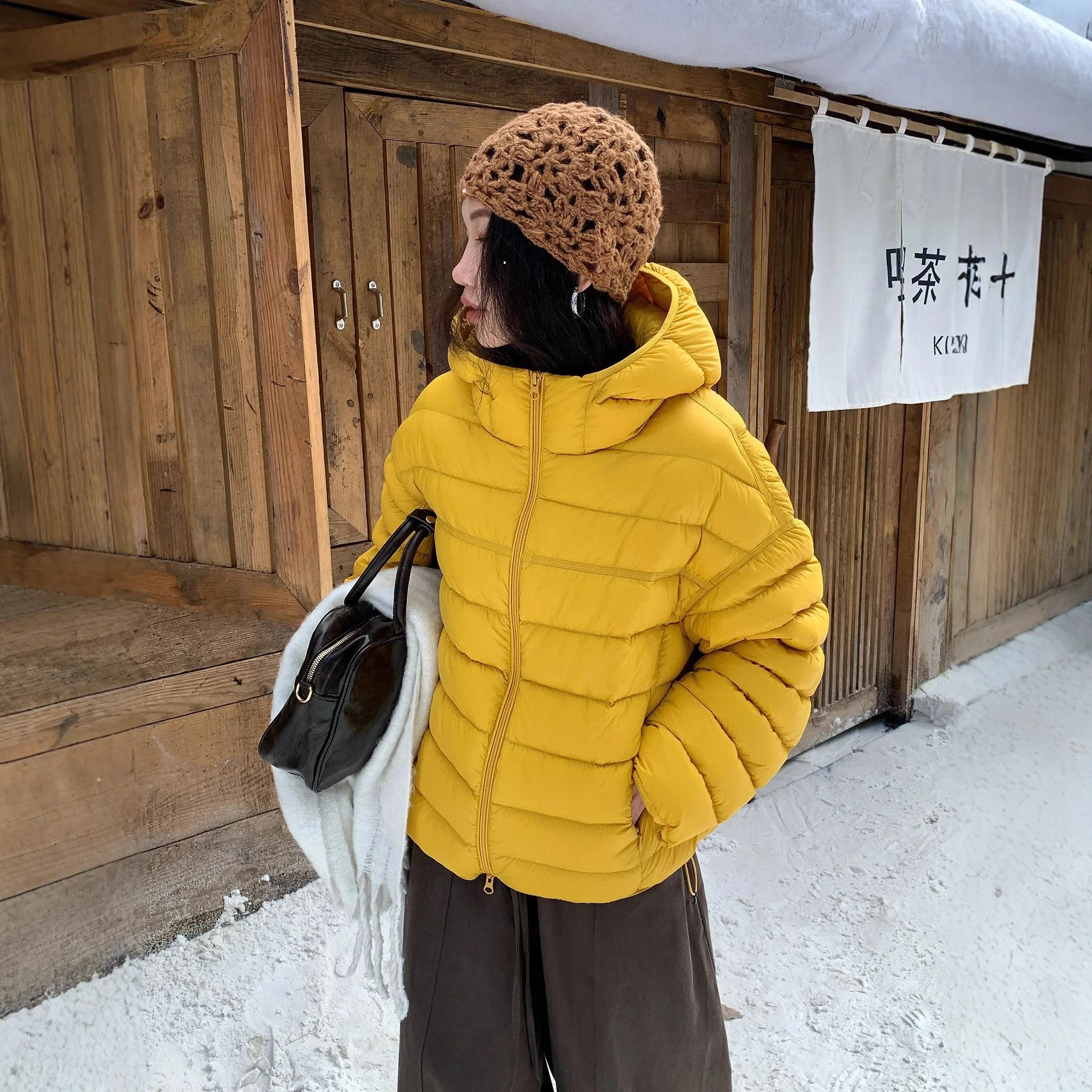 Weiße Entendaunen-Daunenjacke für Damen, gelbe Schweinefleisch-Rippen-Daunenjacke, 2022, Winter, neuer Stil, gut aussehende, leichte, warme, kurze Jacke mit Kapuze für