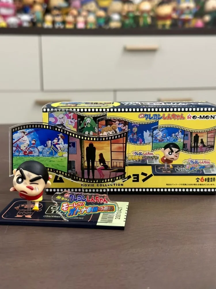Caja ciega Crayon Shinchan, juguetes en miniatura, escena de postura para correr, figura de Anime, modelo de muñeca, juguetes para coleccionar adornos, regalos para niños