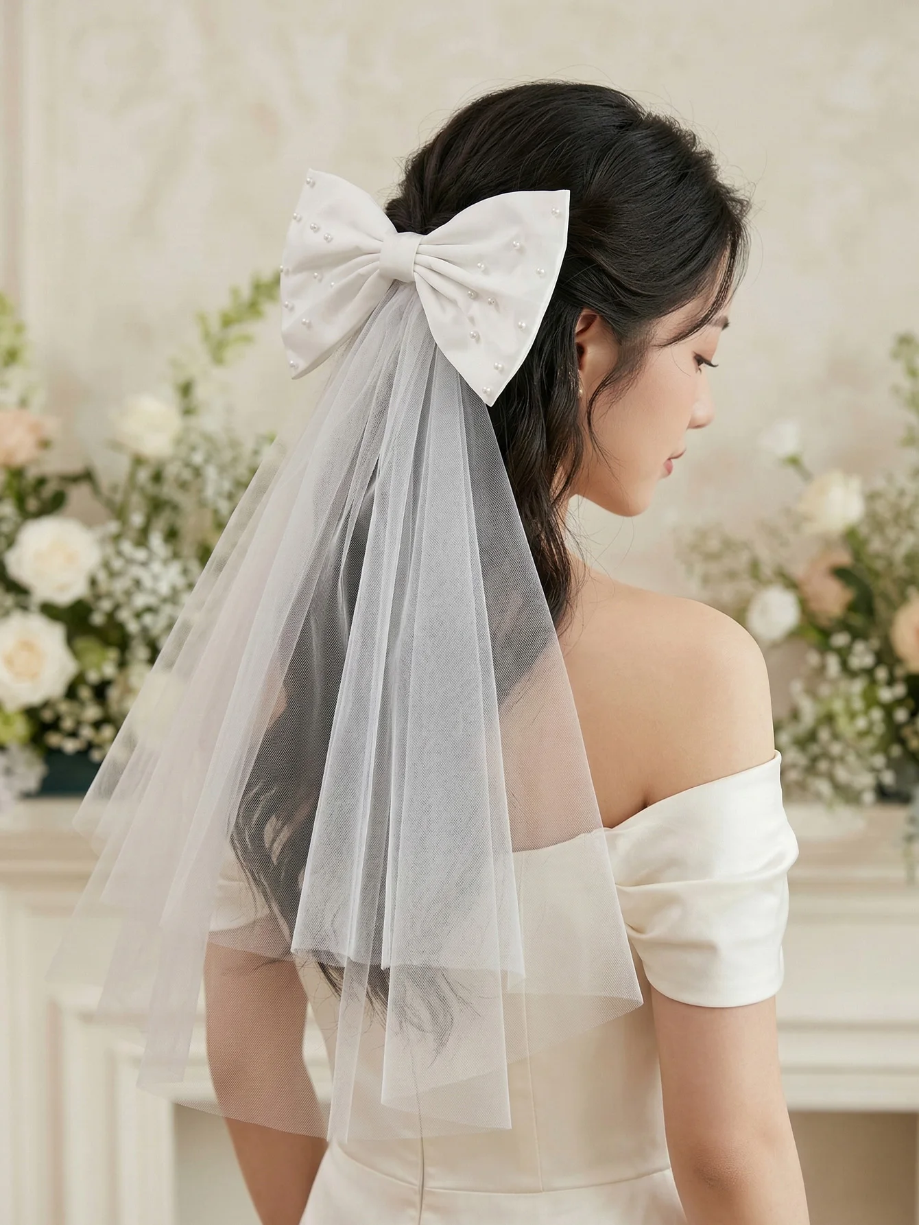 Elegant White Satin Bow Wedding Veil with Pearls 47cm Short Bridal Tulle Bowknot Hairclip for Bachelorette Party Engagement 36g