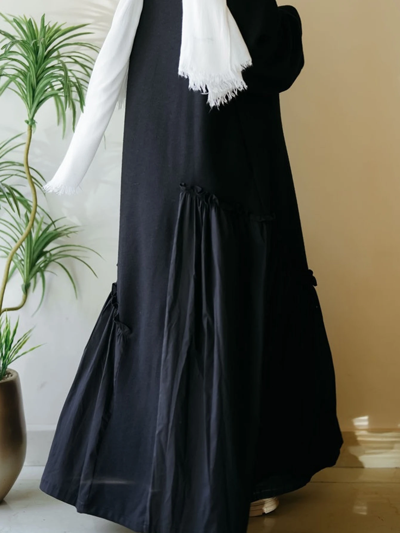 Modisches, locker geschnittenes, elegantes, schwarzes, langärmeliges, einfarbiges, plissiertes, arabisches Kleid für Damen – Detail 6