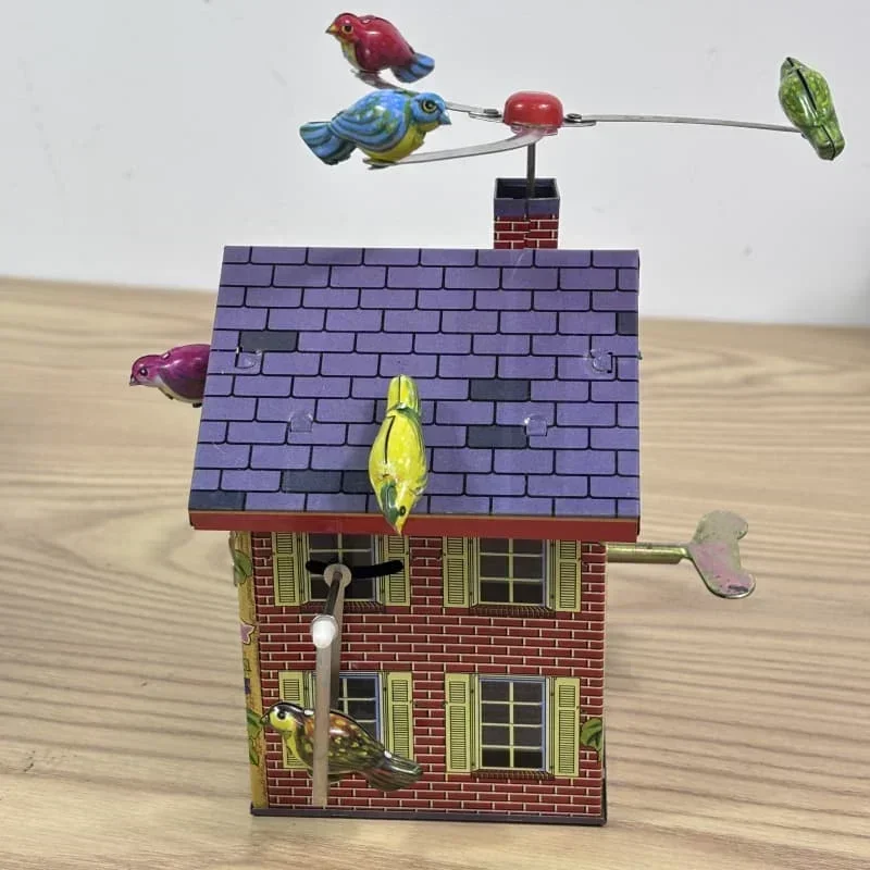 Collezione per adulti Figura in metallo retrò Giocattolo a carica in latta Sveglia per uccelli rotante Casetta per uccelli Modello a orologeria Ornamenti Regalo vintage