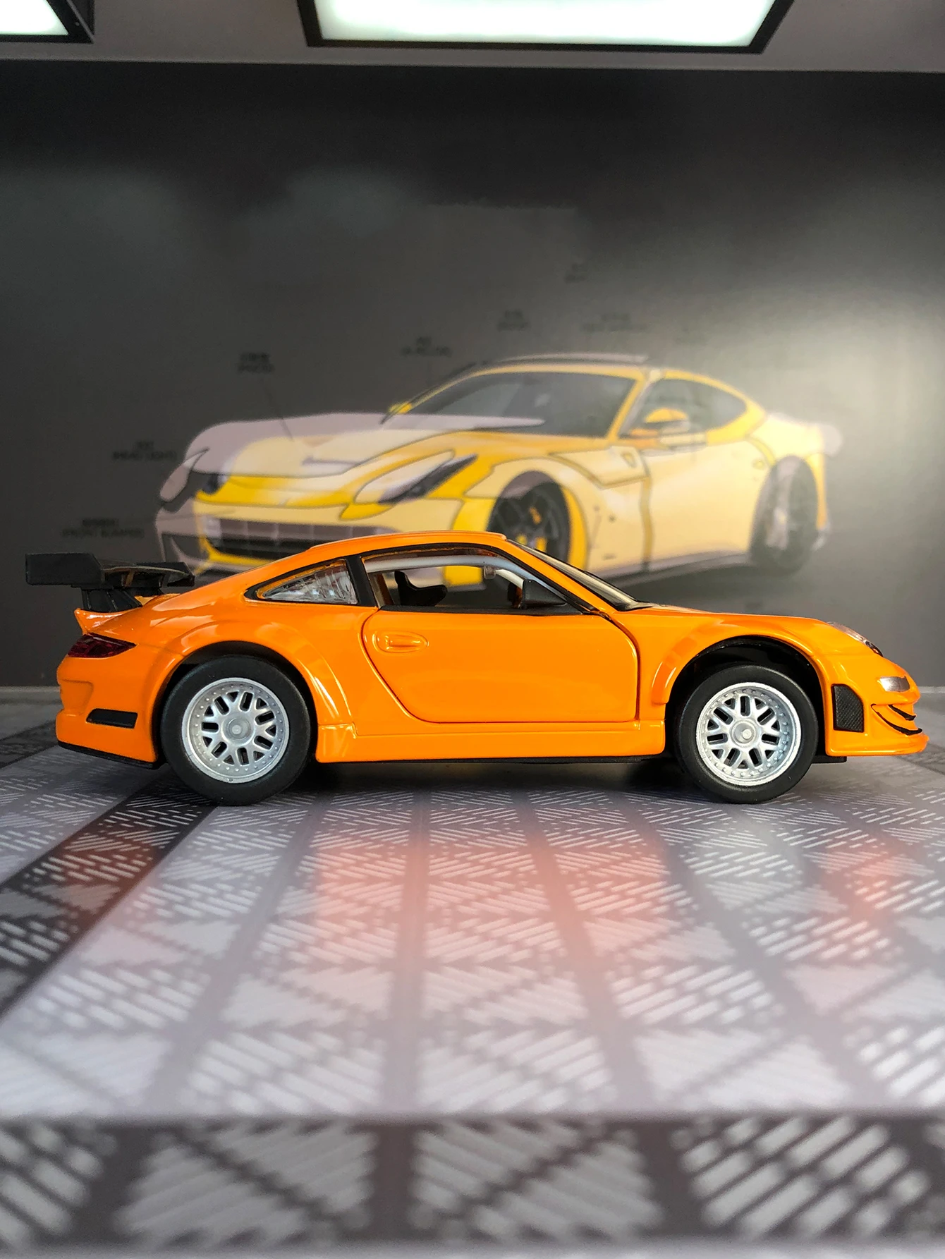 modelo-de-corrida-porsche-911-gt3-rsr-em-liga-metalica-escala-1-32-com-portas-dos-dois-lados-que-podem-ser-abertas-com-funcoes-simuladas-de-som-e-iluminacao