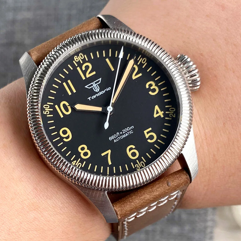 Tandorio Pilot Diver Auto Watch Men Fluted Bezel Vintage Yellow Arabic Numerals NH35 PT5000 Movt Orologio Pilota Montre Pilote