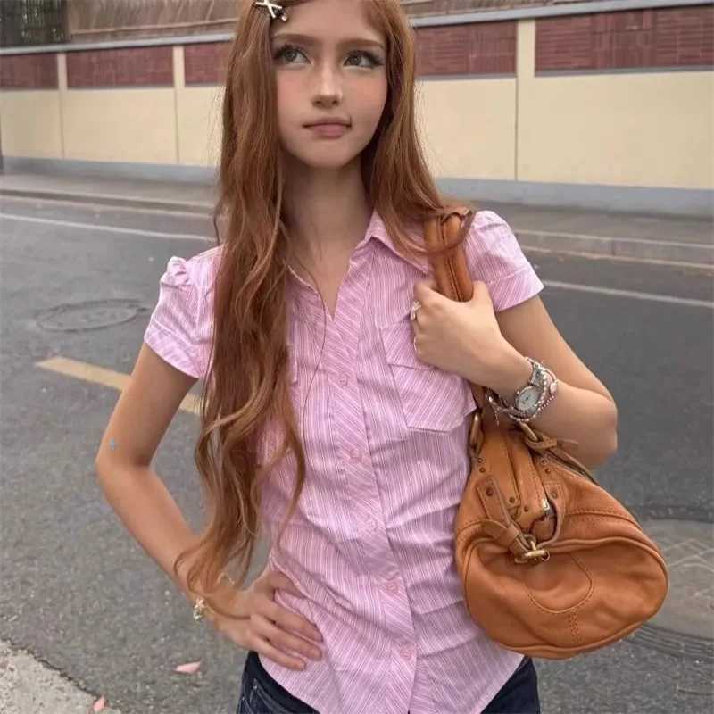 

Корейский студенческий стиль, розовая полосатая рубашка с короткими рукавами и вырезом на плечах и талии, новинка лета 2025 года, облегающий топ в полоску