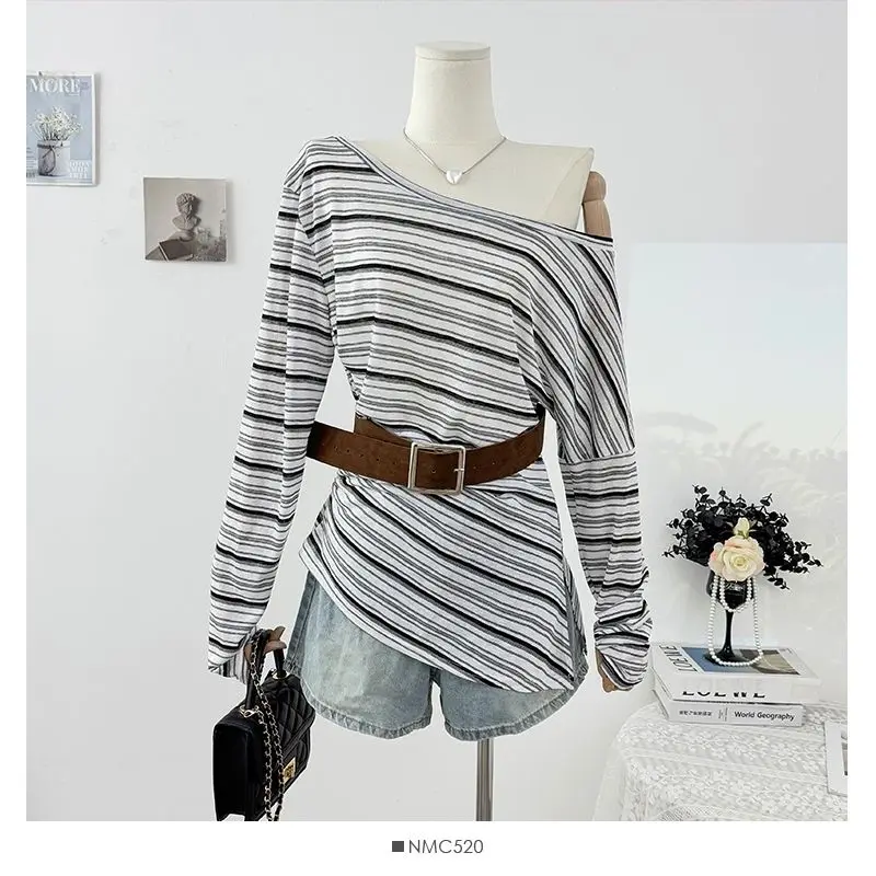

Корейская футболка в контрастную полоску с наклонным воротником и открытыми плечами, с длинными рукавами для женщин, осень 2021, топ с неровной талией, пуловер