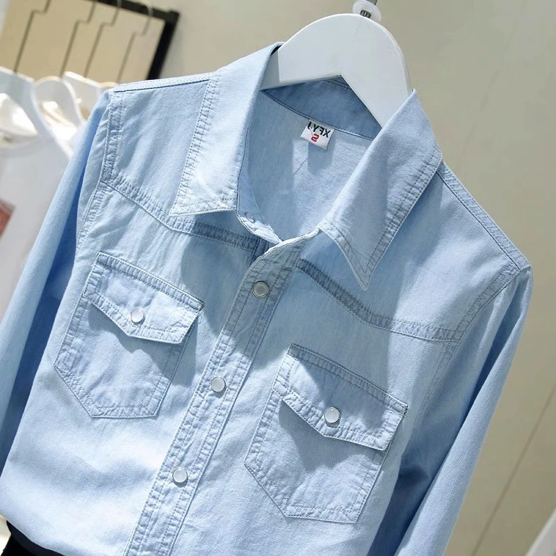 Niebieska koszula dżinsowa dla kobiet z długim rękawem i klapami Prosta koszula slim fit Wiosna Jesień Podwójna kieszeń Casualowa bluzka damska