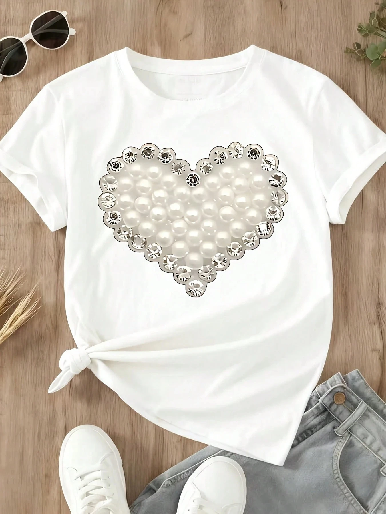 تي شيرت نسائي على شكل قلب مطبوع عليه لؤلؤ وكريستال طازج ونظيف متعدد الاستخدامات بأكمام قصيرة للمناسبات الرومانسية