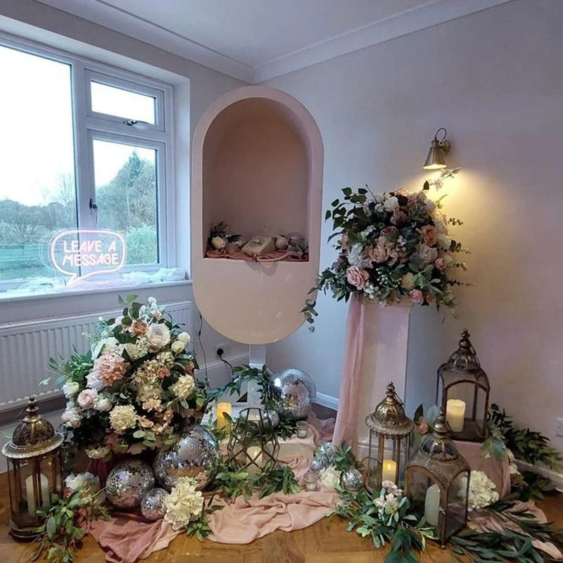 كشك الهاتف لتزيين حفلات الزفاف مع زهور قابلة للإزالة