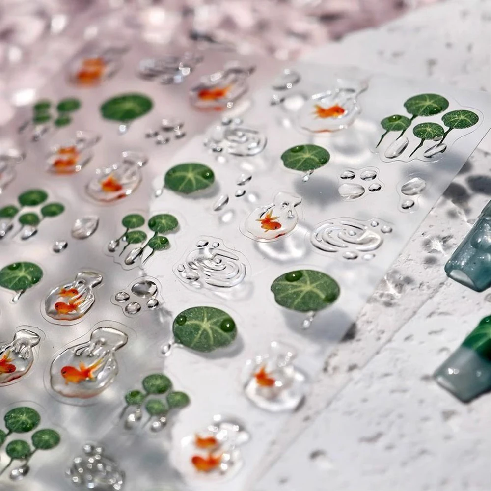 5D Koi Fish in Clear Fish Tank Nail Art Stickers Goccia d'acqua Verde Foglia di loto Autoadesiva Lucida Decalcomanie per unghie Adesivi per manicure