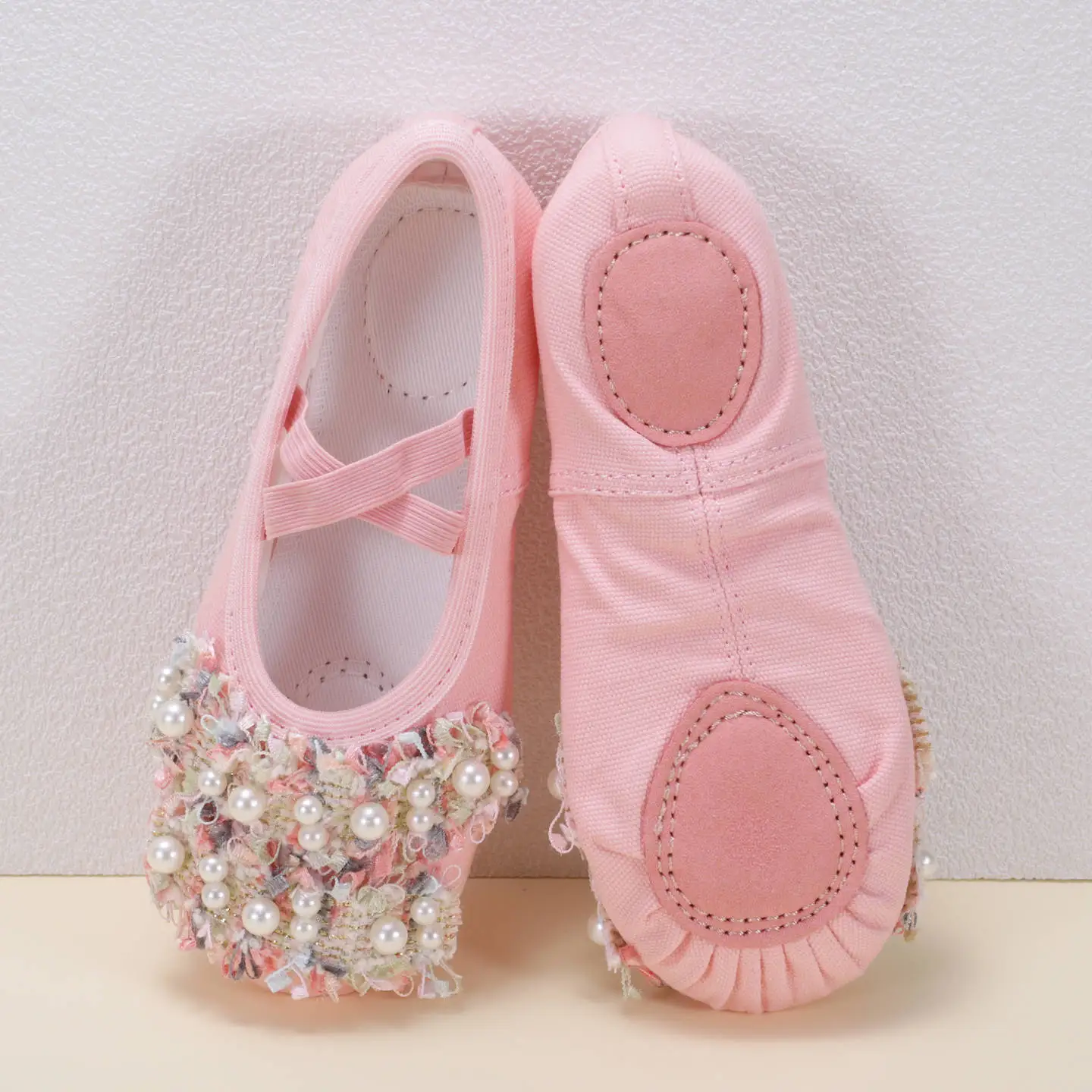 أحذية رقص لطيفة للأطفال من الدانتيل واللؤلؤ أحذية رقص نعل ناعم مريح للتنفس للكبار أحذية باليه جميلة