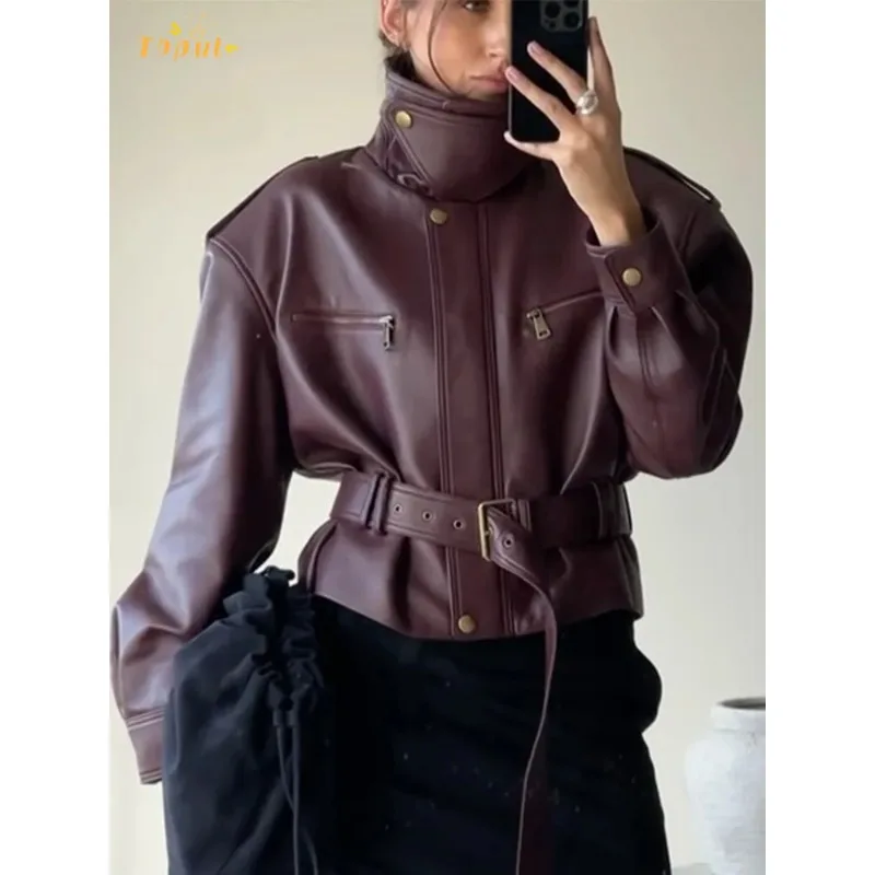 แจ็คเก็ตหนังสีเบอร์กันดีสำหรับผู้หญิง ทรงเข้ารูป คอตั้ง ติดกระดุมแบบผูกเชือก ซิป แจ็คเก็ตทรงบอมเบอร์ สไตล์ลำลอง แฟชั่นไฮสตรีท