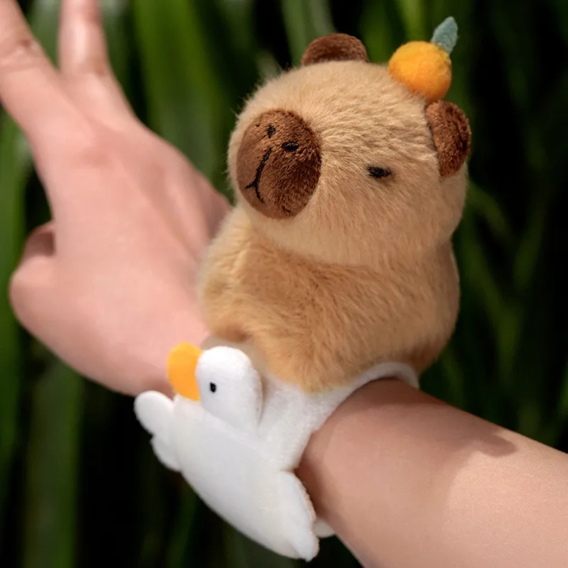 Bellissimo capibara schiaffo a scatto braccialetto avvolgente braccialetto animale peluche anello a mano braccialetto giocattoli per bambini regalo di compleanno bambola di pezza per bambini