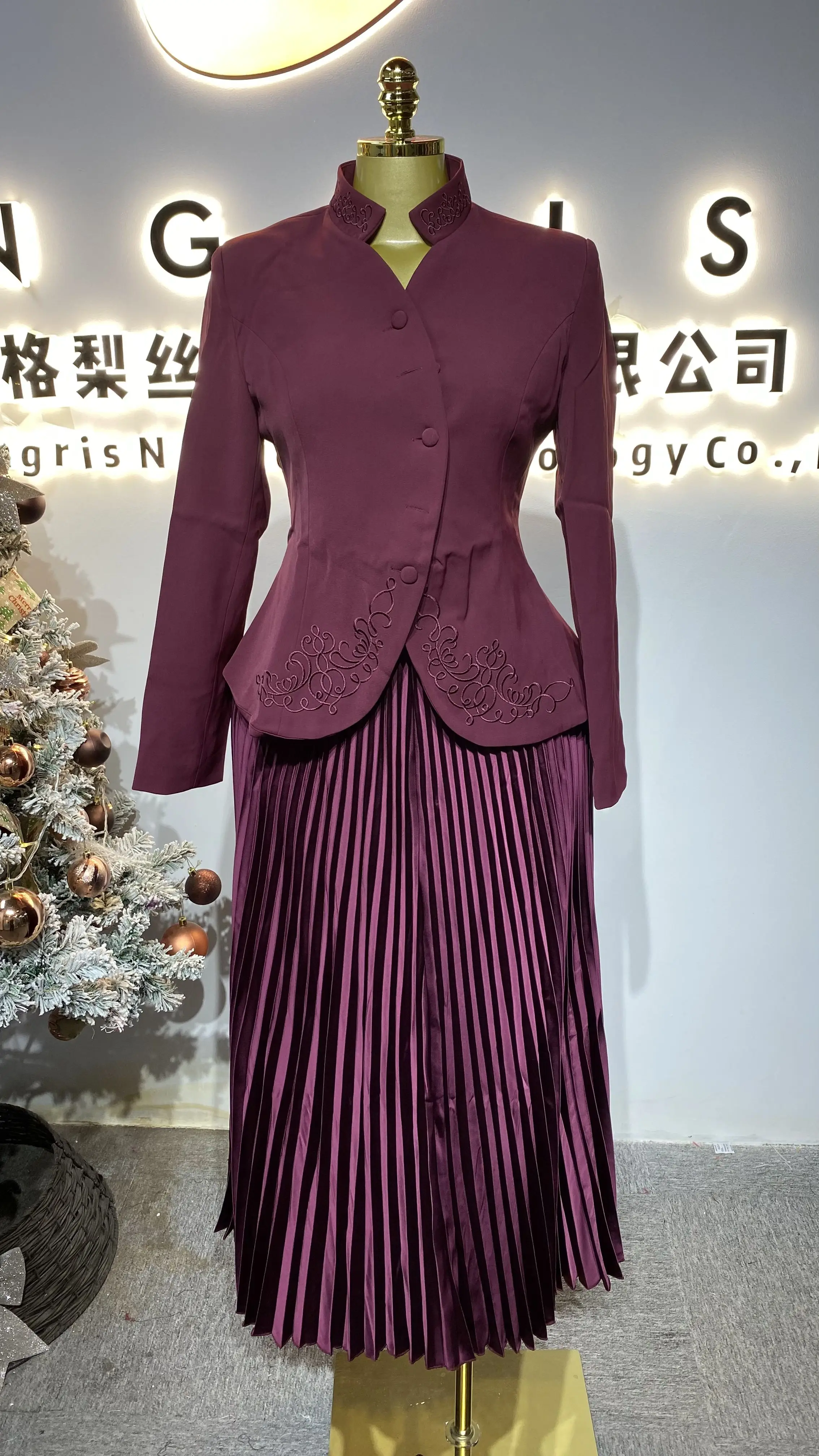 

Women's long-sleeved jacket and skirt suit, high-waisted pleated design, fashionable French casual style.-GZXX232