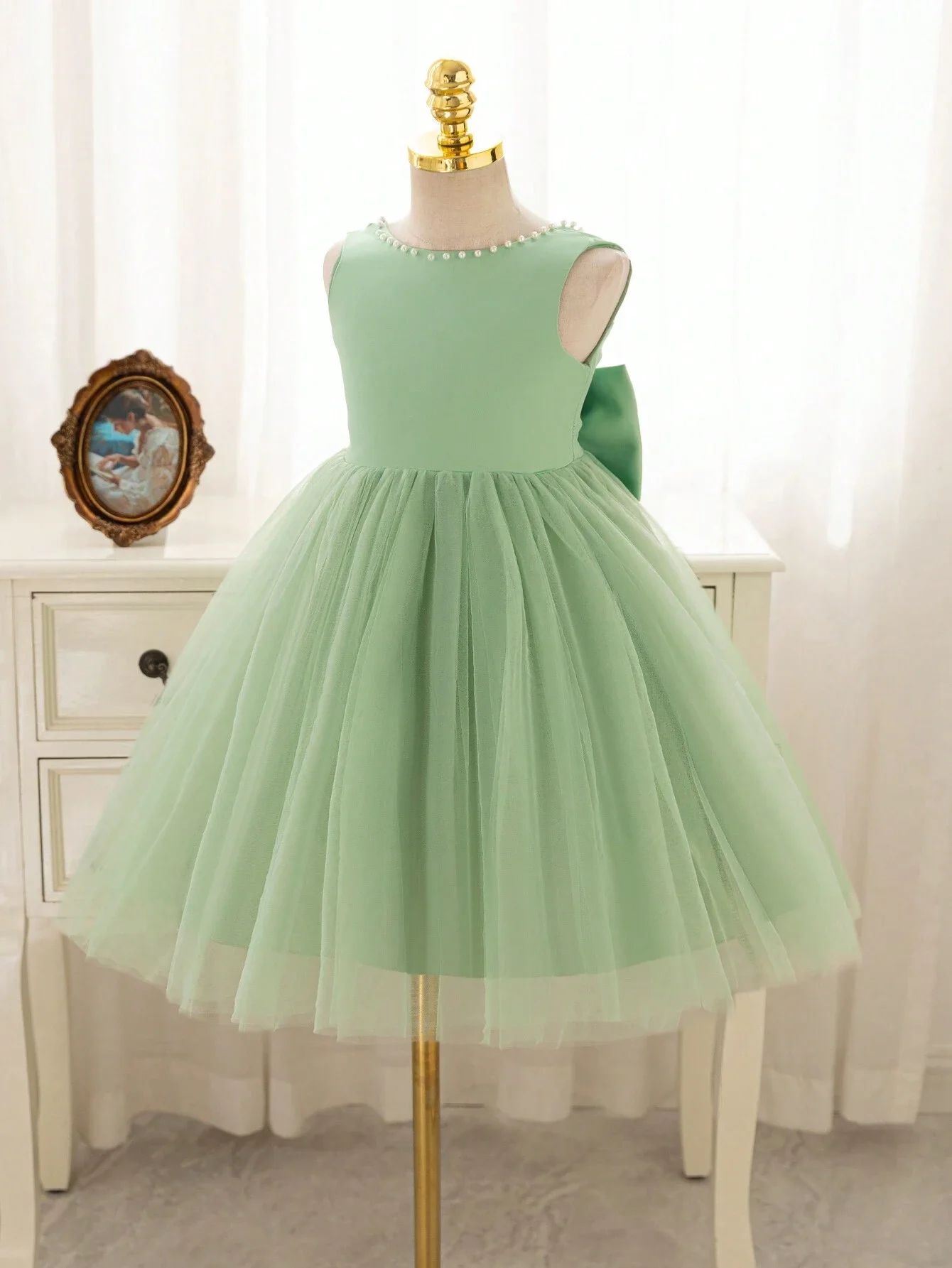 

Light Green Satin Princess Dress With Pearls And Bow Knot V-Neck Formal Gown