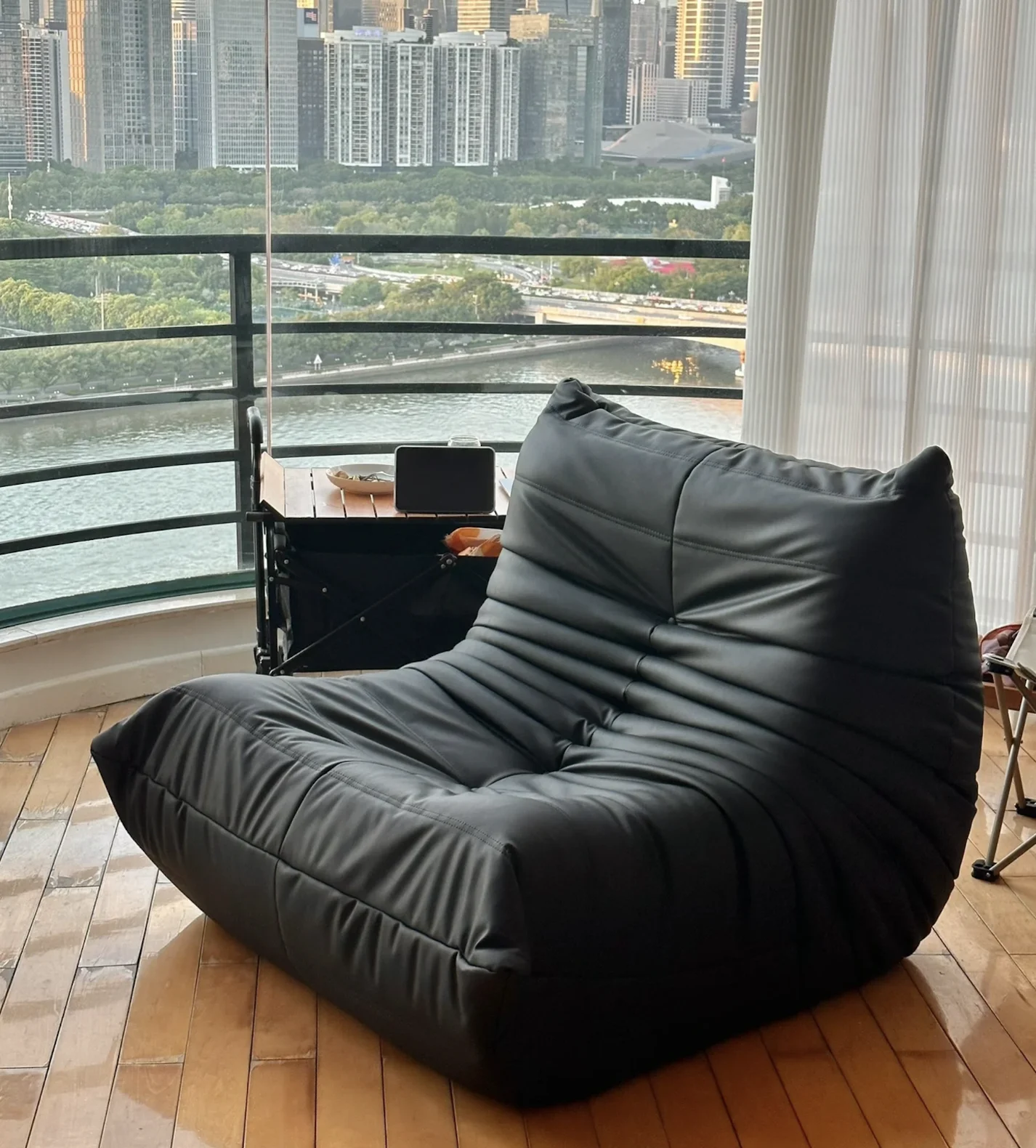 

Single seat caterpillar sofa, stylish and luxurious, suitable for use in living rooms, bedrooms, hotels, and shopping malls