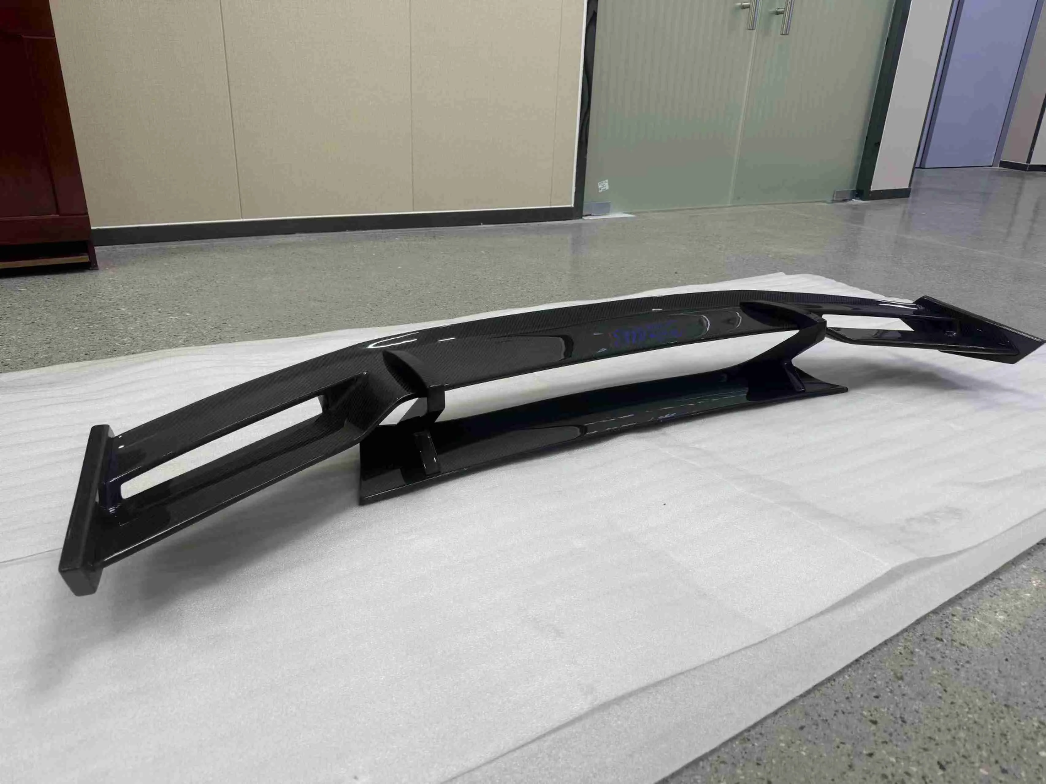 High quality  Pro Style Dry Carbon Fiber Rear Spoiler Rear Wing For Mclaren GT perfect fitment