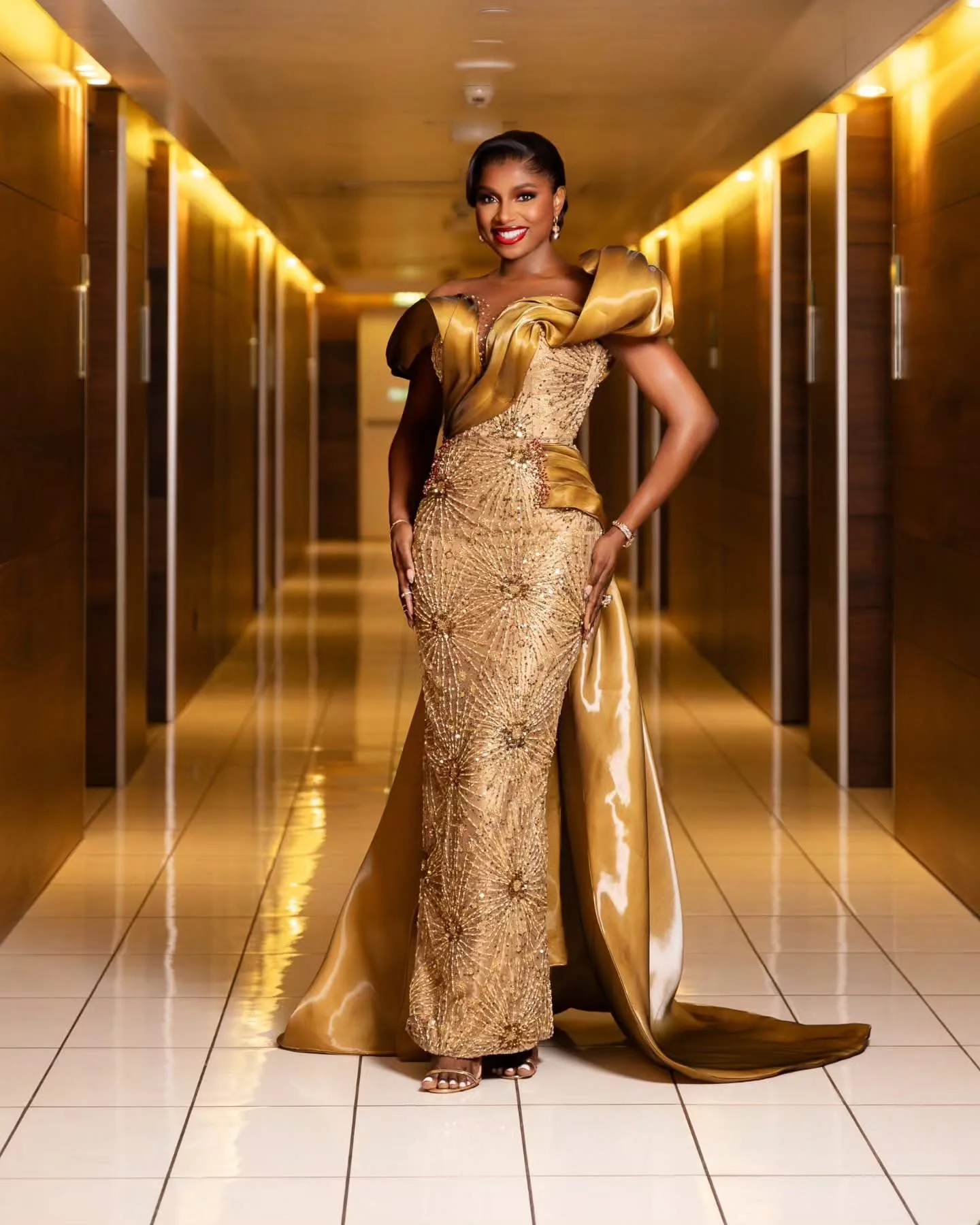 African Gold Straight 2025 Prom Dresses Beaded Crystals Sequined Sparkly Evening Formal Party Birthday Gowns Dresses ZJ1784
