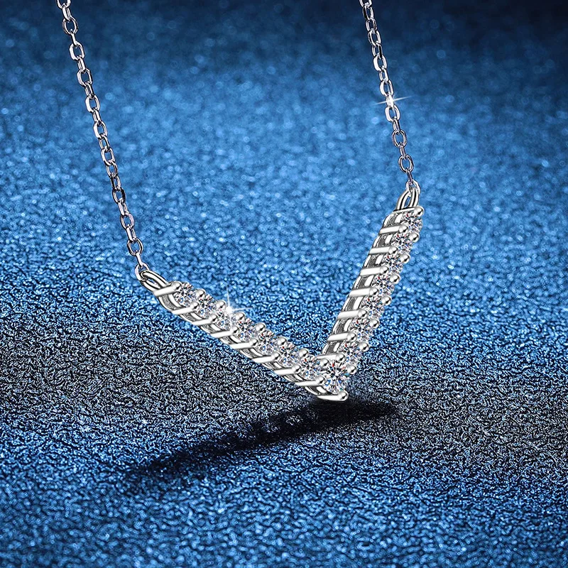 D-color Moissanite Necklace Platinum PT950 18K Gold Pendant Collarbone Chain Women's Rainbow V-shaped SmileLight Luxury Necklace