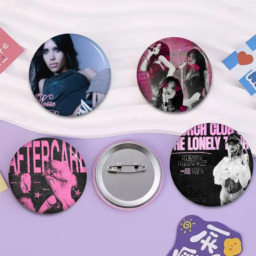 نيسا باريت سنجر دبوس زر ناعم مشرق مطبوعة أيقونة هدية للأصدقاء شارة طوق بروش التلبيب دبوس معدني