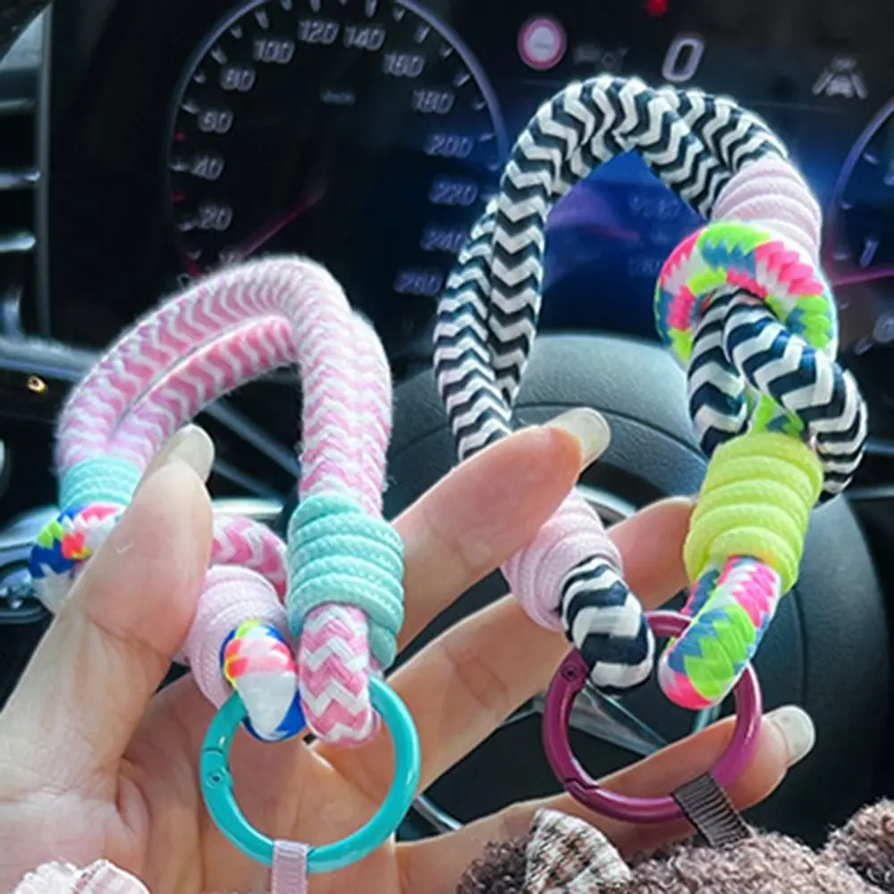 Uroczy breloczek do kluczy z puszystą spódniczką, małym misiem, miękka, kreatywna zawieszka do kluczy, pluszowa, kawaii ozdoba do kluczyków samochodowych.