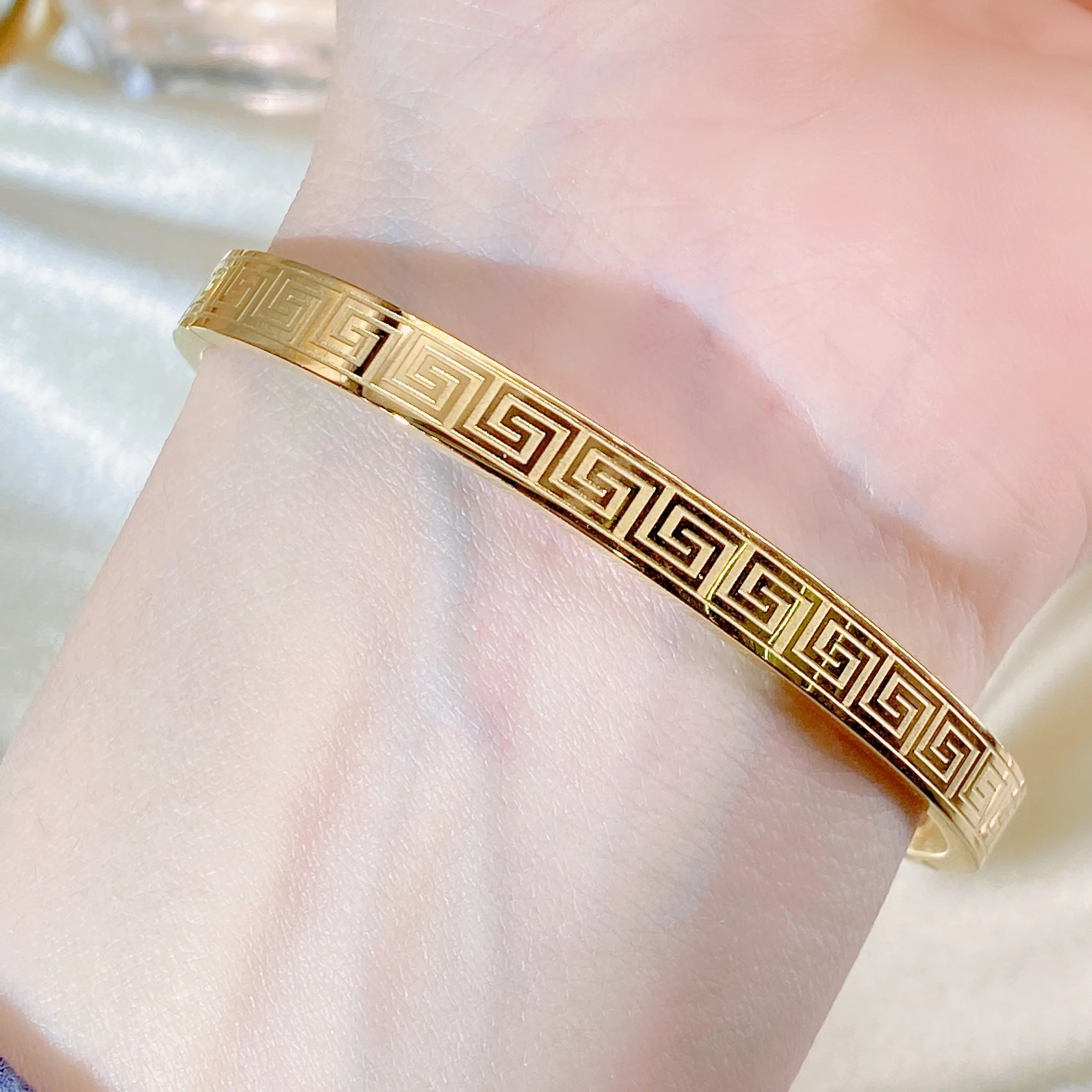 Stainless Steel fashion couple bracelet Classic fashion Maze Print women\'s jewelry anniversary Gift Multi-size