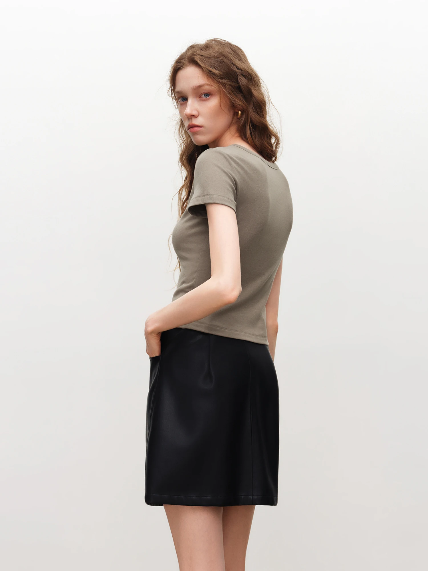 ZIQIAO 2026 Summer Women's Solid Color Fitted Short Sleeve T-Shirt with Stretch for Daily and Office Wear