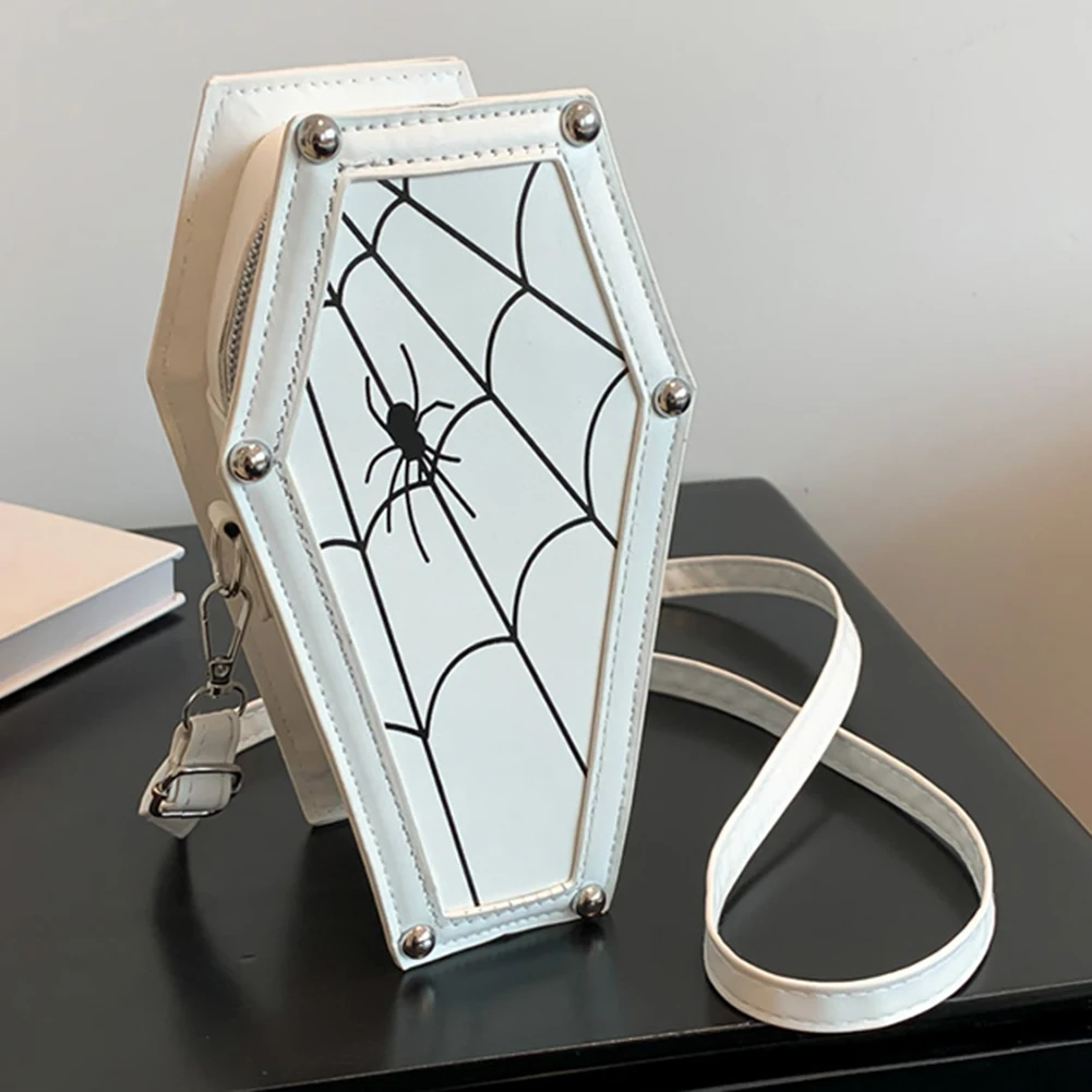 

Сумка на плечо в форме гроба в готическом стиле