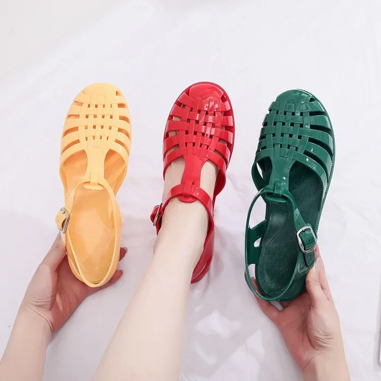 Sandalias de mujer de color caramelo a la moda de verano, zapatos romanos con hebilla calada de fondo plano de plástico, zapatos de playa para mujer