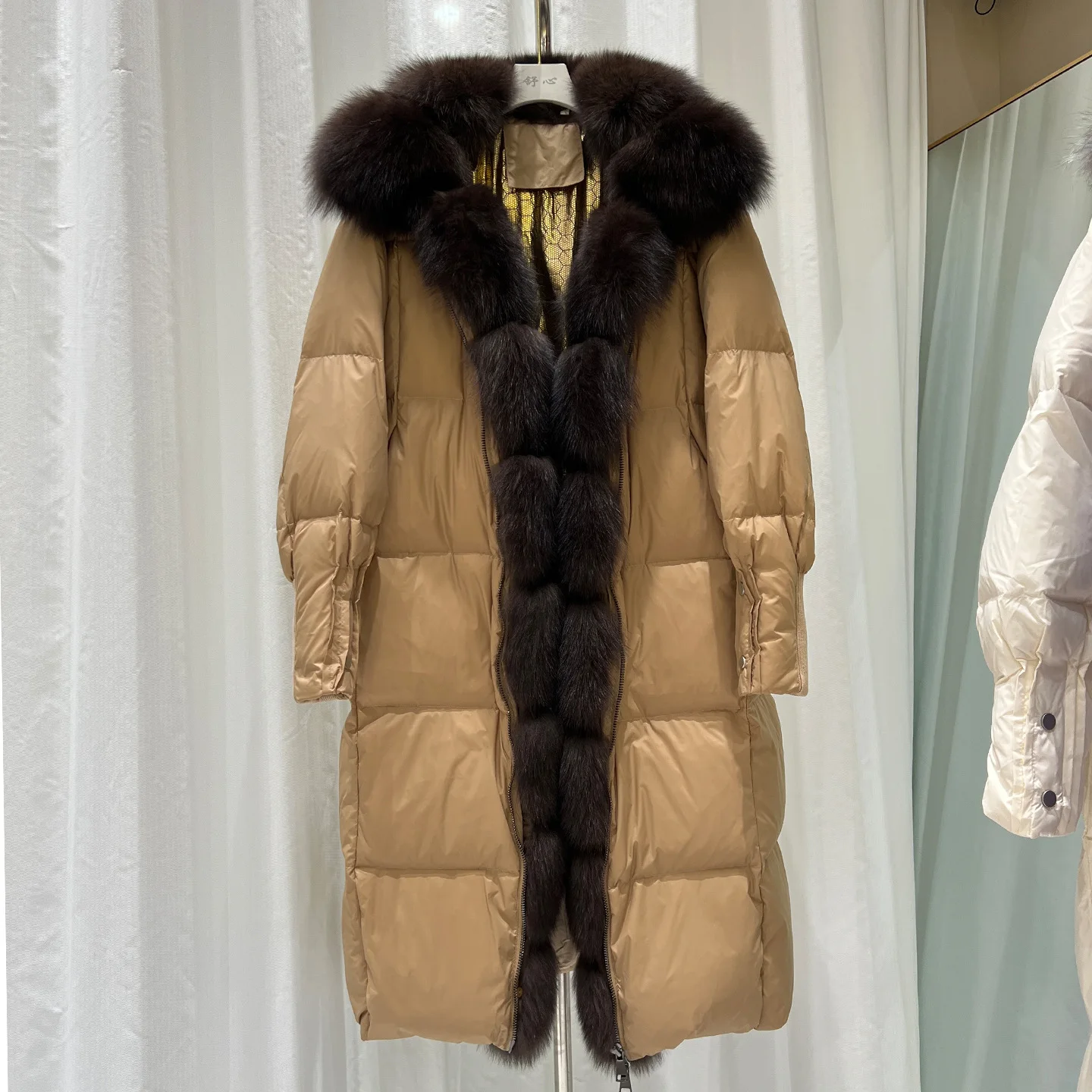 

2026 Long Quilted Jacket HighQuality Fashion Casual Mid-Length Coat Winter New Loose Thick Fox Fur Collar White Duck Down Coat