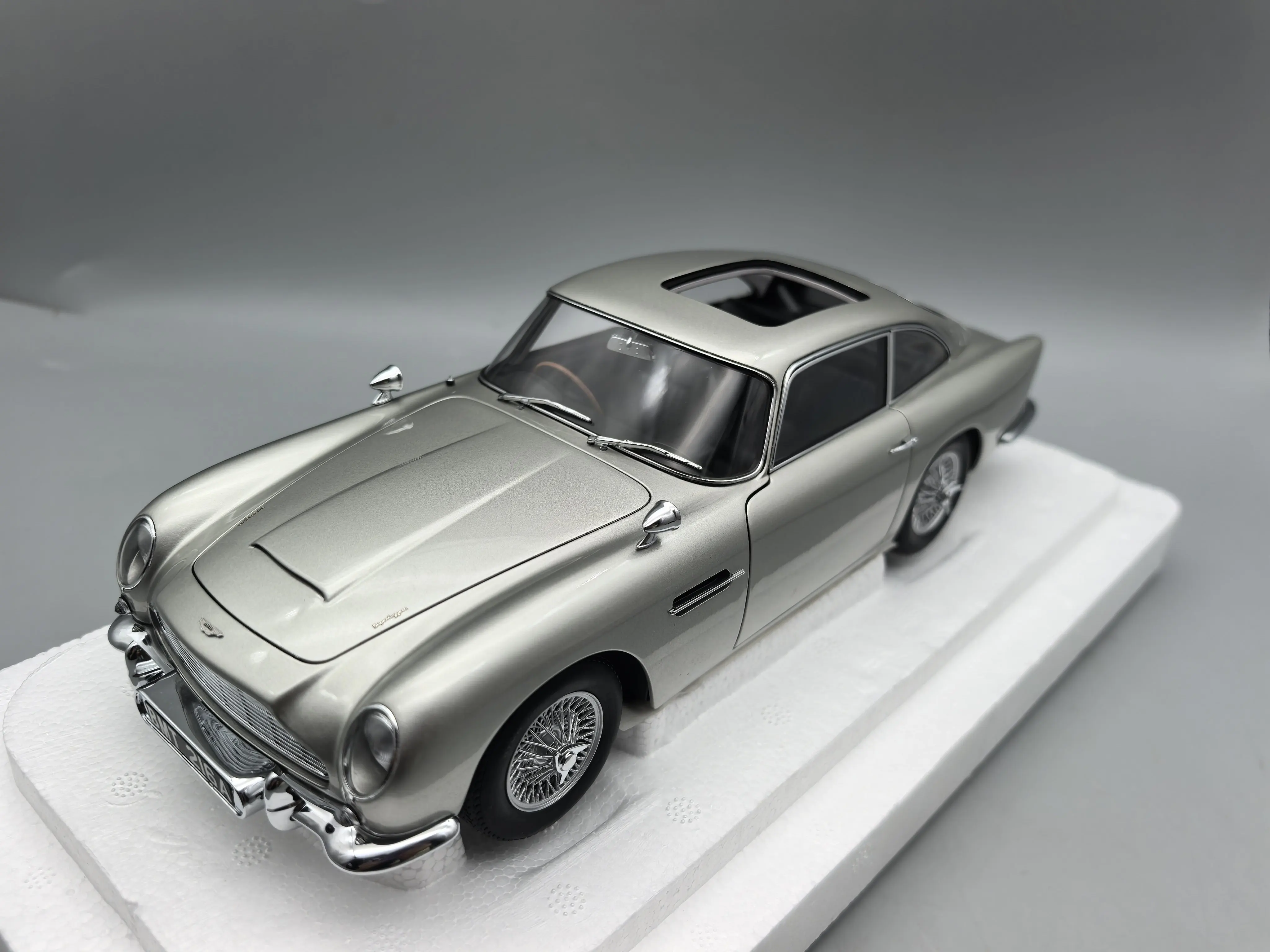 Autoart 1:18 Aston DB5 007 Silver Simulation All Open Alloy Metal Static Car Model Toy Gift