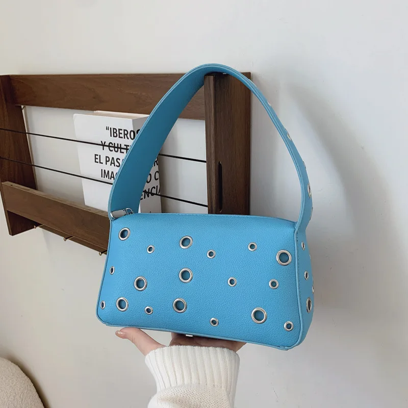 

Ручная сумка с заклепками и полым дизайном для женщин, весна-лето, новый стиль, европейско-американская ретро-сумка из искусственной кожи под мышками