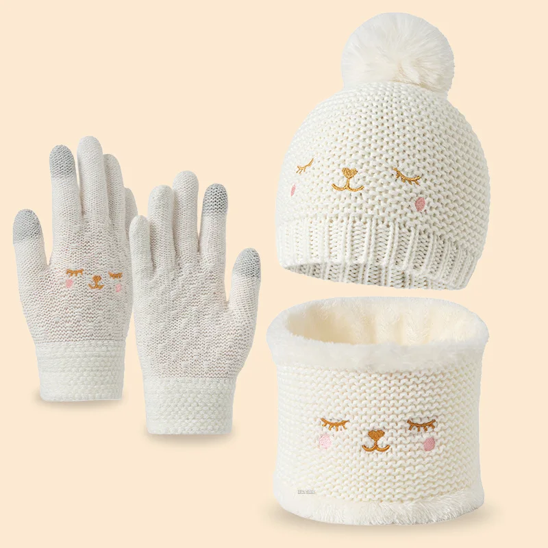 Winter children aged 3 to 14, this Arctic velvet hat and scarf with a heart pattern are cute, versatile and suitable for daily w