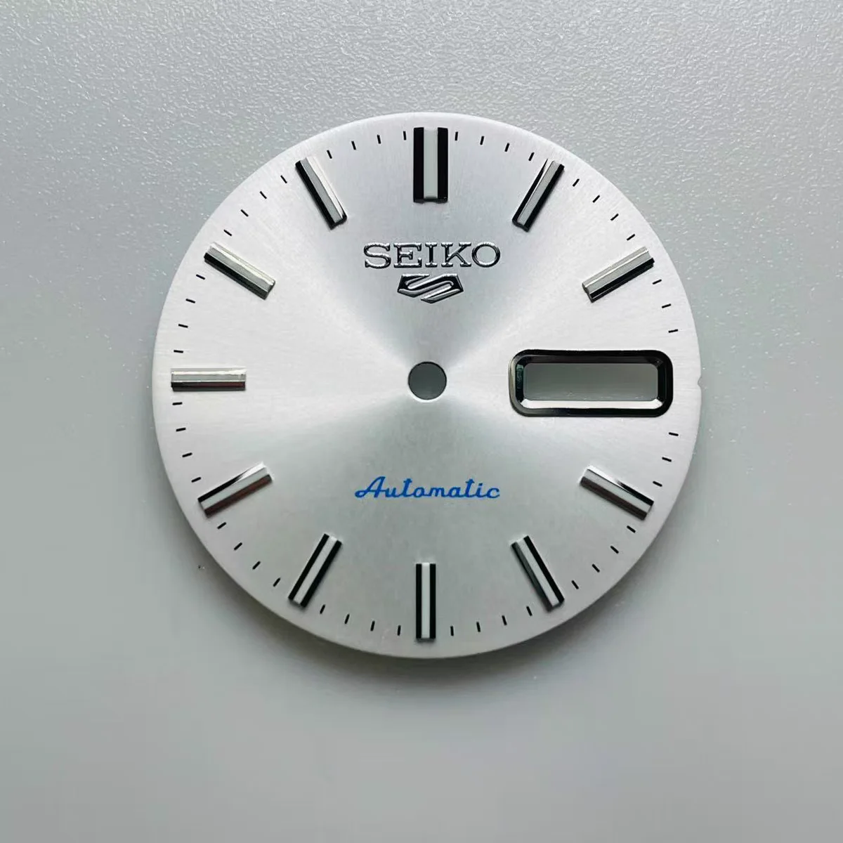 

The 28.5mm double date NH36 dial green luminous bar engraved date mechanical watch NH36A dial is used for the Seiko dial