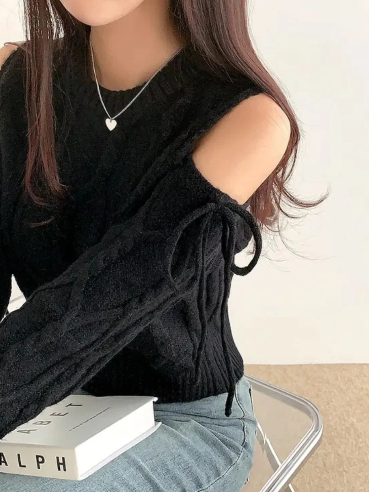 시크 레트로 여성 니트 스웨터 2024 신상 겨울 패션 라운드넥 컷아웃 어깨끈 긴팔 한국 스타일 슬림핏