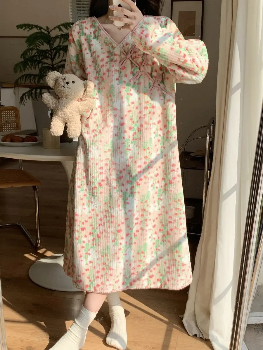 

Коралловые бархатные пижамы для женщин, зимние утолщенные пижамы в корейском стиле с цветочным принтом средней длины, ночная рубашка в стиле принцессы, домашняя одежда, ночные рубашки