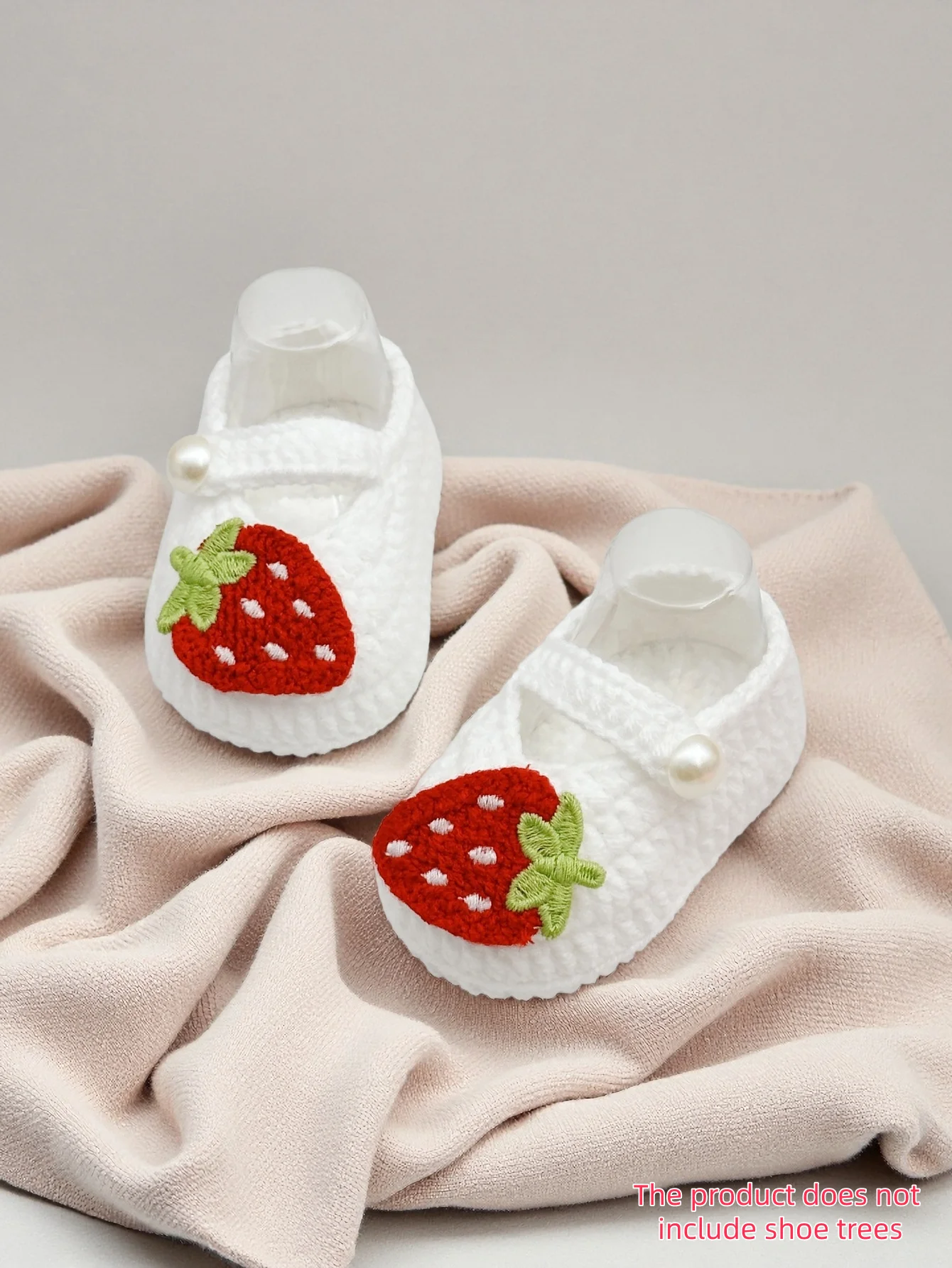 

1 пара вязаных крючком детских пинетков ручной работы с клубничной вышивкой, белая вязаная обувь для новорожденных с жемчужной пуговицей, мягкая детская обувь