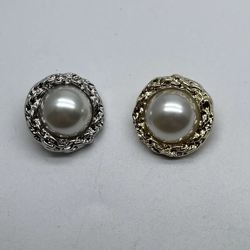 50 قطعة أزرار عصرية مشرق الذهب/الفضة اللون 15/20 مللي متر مطوي نمط أزرار معدنية أزرار اللؤلؤ الأبيض