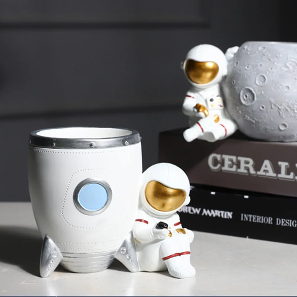 

Astronaut Pen Holder Desktop Storage Bucket Pot Pencil Container Writing Materials Brush Resin Stationery Organizer Decor Child