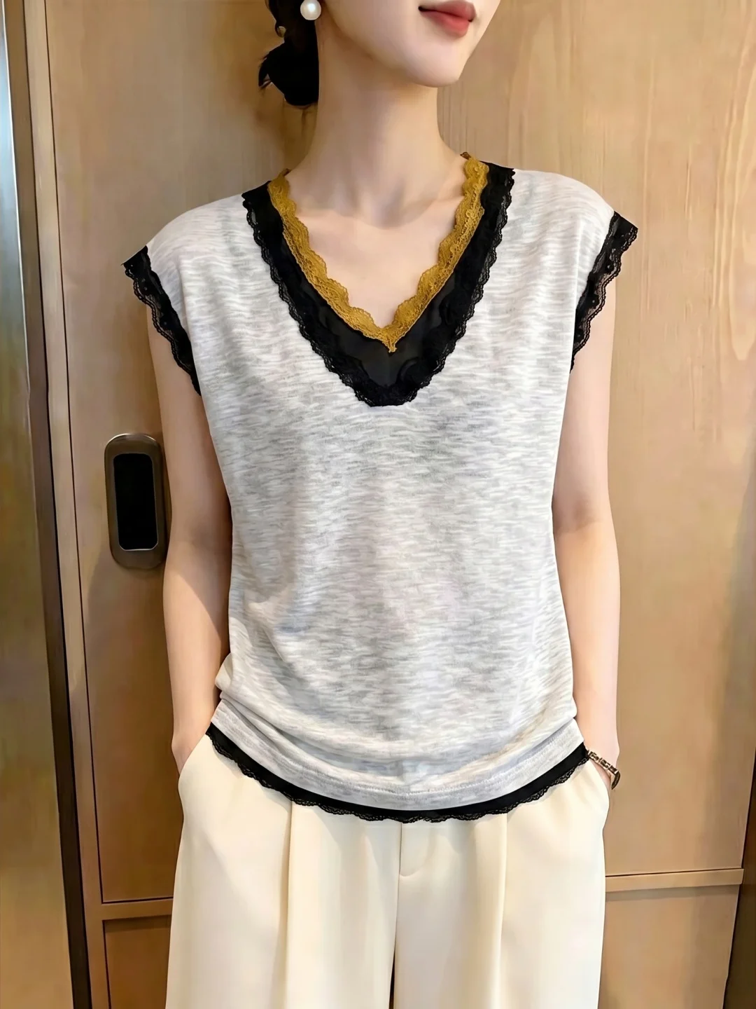 

Silk Knitted Lace V-Neck Color Block Top Women's Fashion Summer 2026 Korean Style Straight Cut Short Sleeve Ice Silk Knitwear
