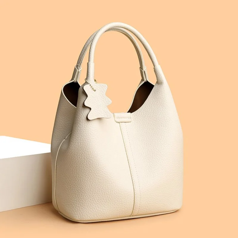 

Винтажная женская сумка в стиле сафари с функциональными карманами и прочной коричневой кожей