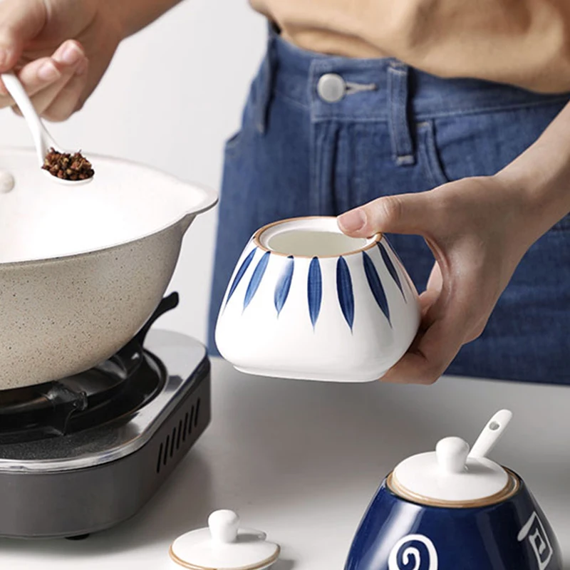 وعاء توابل من السيراميك بنمط النبات على الطراز الياباني جرة إبداعية منزلية جديدة 300 مللي مع غطاء مغرفة تحت التزجيج لون الملح شاكر