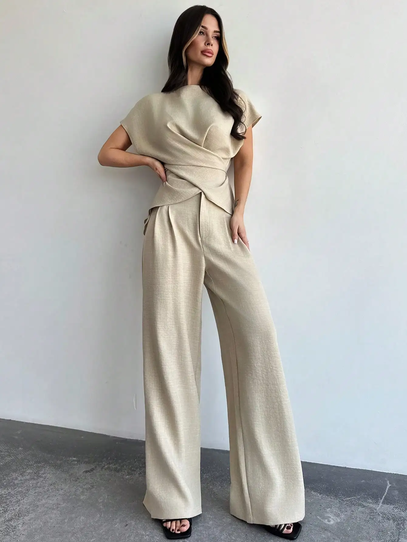 

Элегантный комплект для женщин: топ с запахом и брюки с широкими штанинами