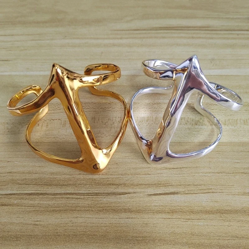 

2026 hot selling new niche design irregular bracelet, suitable for daily casual fashion jewelry