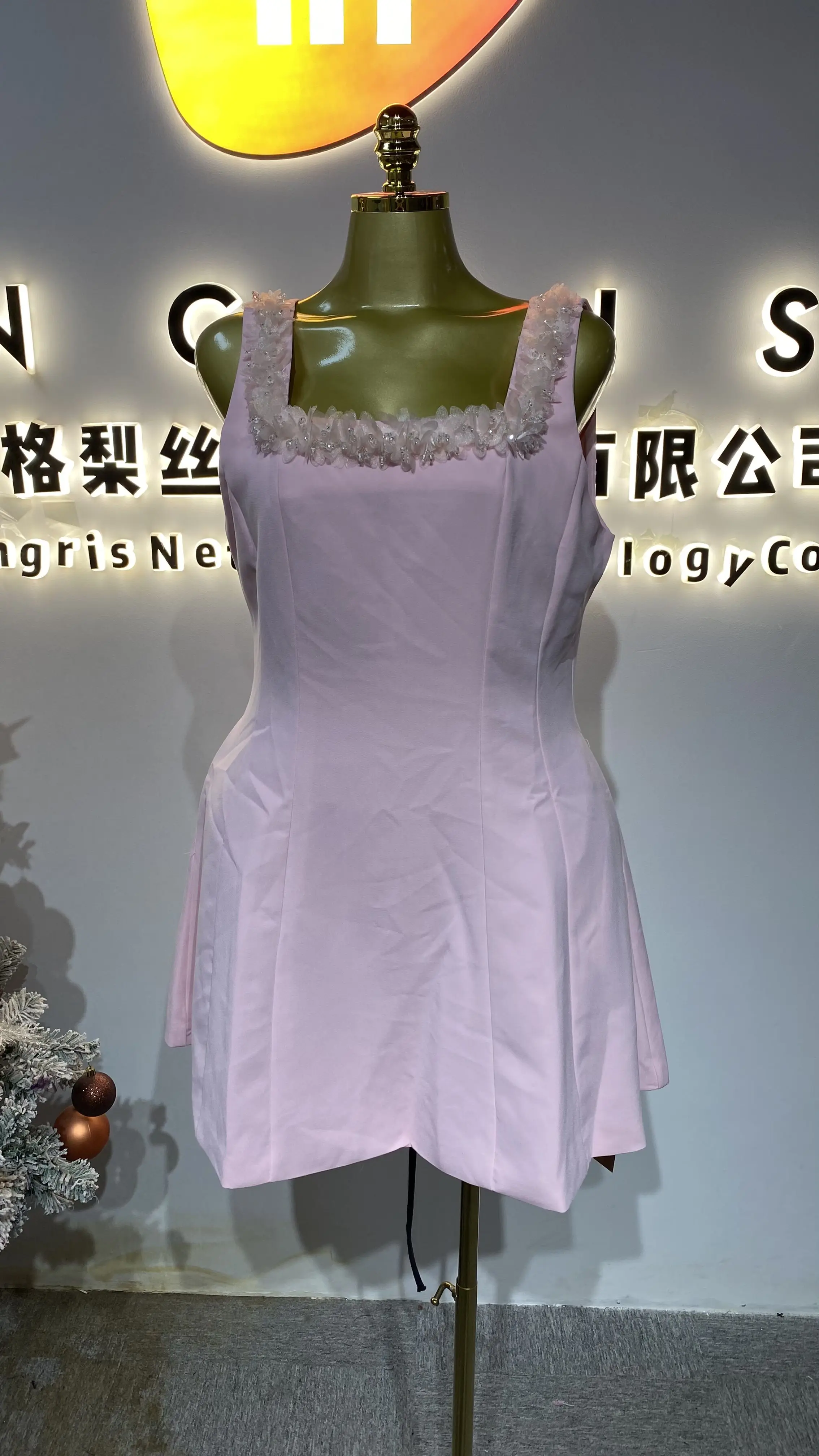 

Factory wholesale new summer knee-length sleeveless solid color office dress for women with square neck and waist.-GZXX329