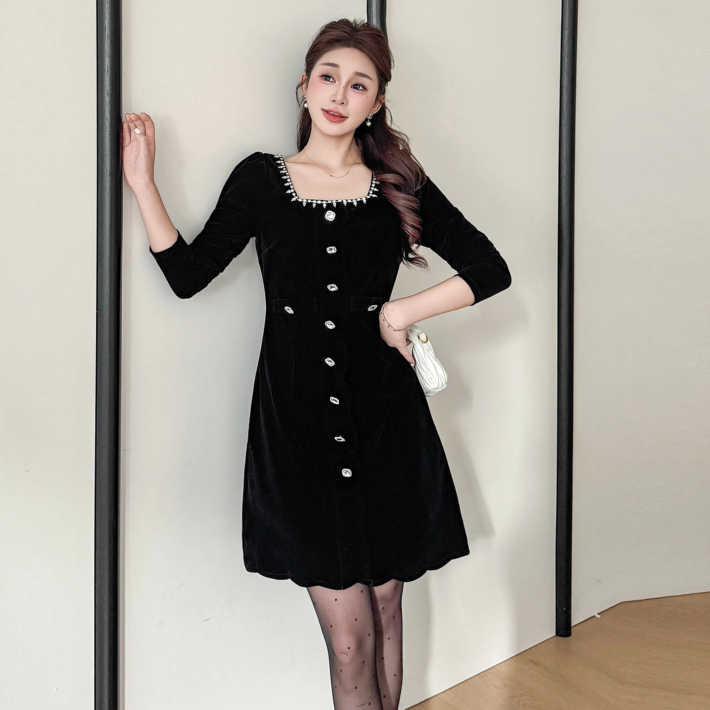 

Женское осенне-зимнее черное платье со стразами и бусинами для ногтей с квадратным вырезом и французским темпераментом