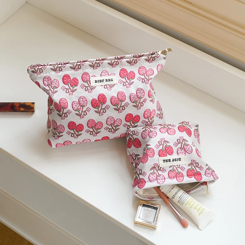 Borsa per il trucco da donna borsa portatile per cosmetici alla fragola rosa di grande capacità con cerniera Design borsa da toilette da viaggio